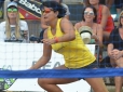 Veterana Flávia Muniz disputa o Correios Beach Tennis