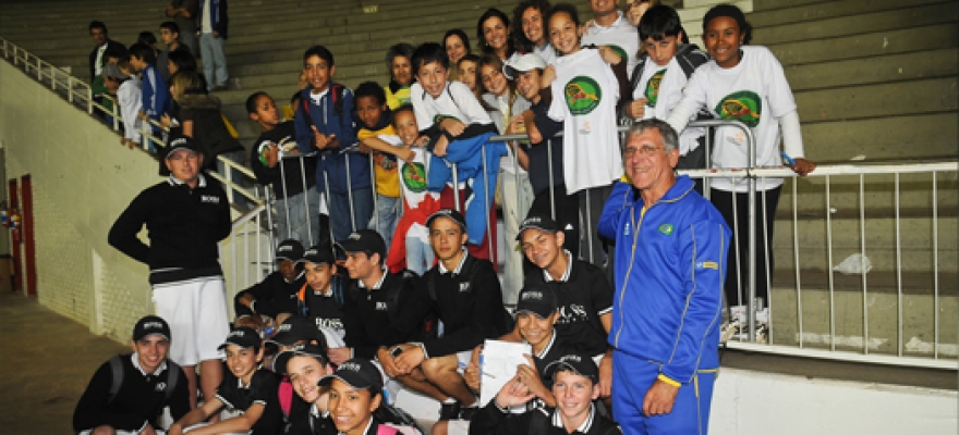 Parceria CBT/Correios leva crianças do Projeto WimBelemDon para serem boleiros na Copa Davis
