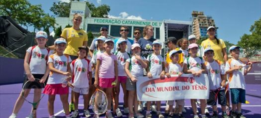 Crianças celebram Dia Mundial do Tênis com Bia Maia