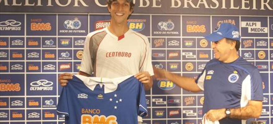 Marcelo Melo visita o Cruzeiro e recebe camisa do clube