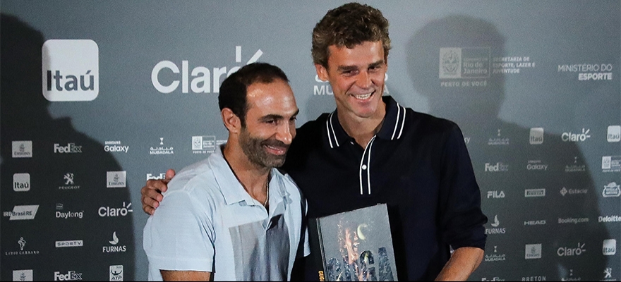 Guga recebe presente que abre comemorações dos 20 anos do 1º título em Roland Garros