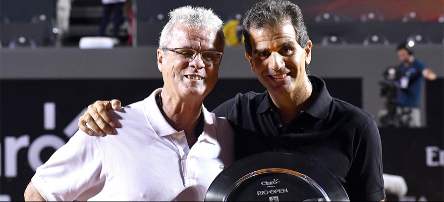 Luiz Mattar recebe homenagem do Rio Open na quadra Guga Kuerten