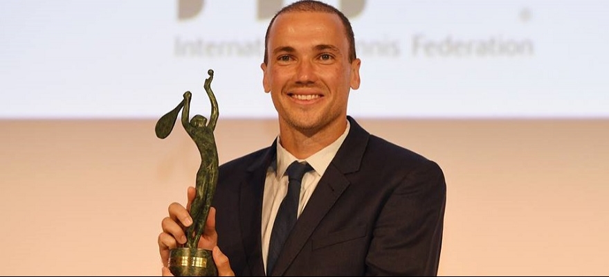 Bruno Soares recebe prêmio da ITF em Paris