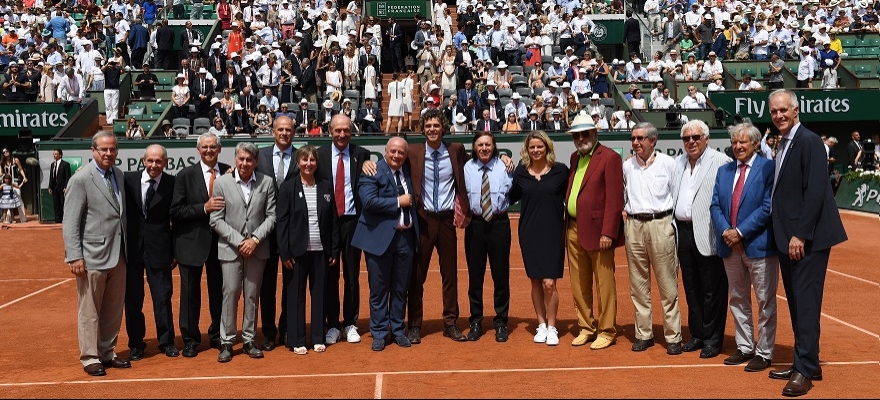 Guga é homenageado na quadra central de Roland Garros