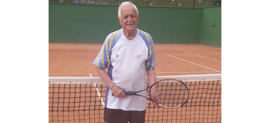Clube Tabajara homenageia tenista de 94 anos em Blumenau