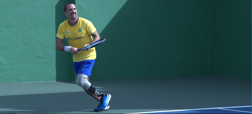 Brasileiro disputa o circuito mundial de tênis adaptado para deficientes