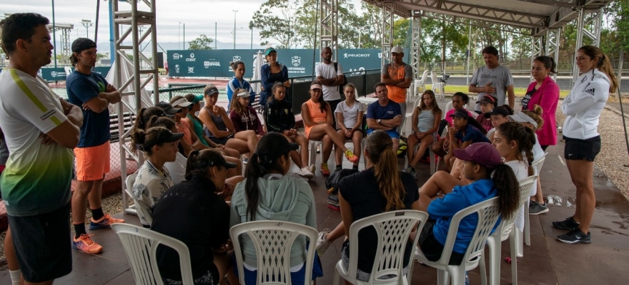Manhã de chuva promove roda de conversa para troca de experiências sobre tênis no Encontro Internacional de Treinamento